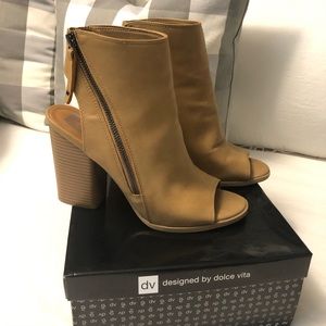 Taupe heeled open toe shoe